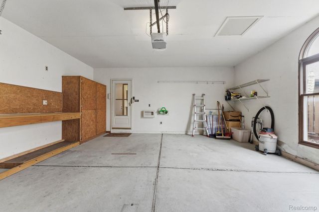 2880 Lakewood Drive, Trenton, MI 48183