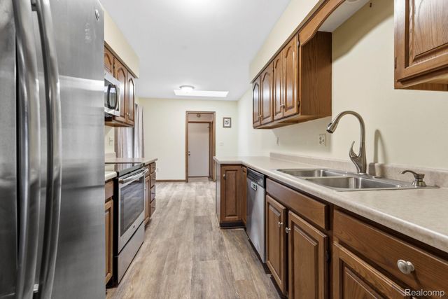 2880 Lakewood Drive, Trenton, MI 48183