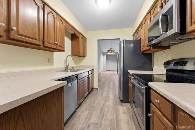 2880 Lakewood Drive, Trenton, MI 48183