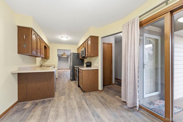 2880 Lakewood Drive, Trenton, MI 48183