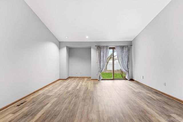 2880 Lakewood Drive, Trenton, MI 48183