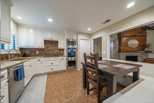 8542 ODYSSEY DR, Universal City, TX 78148