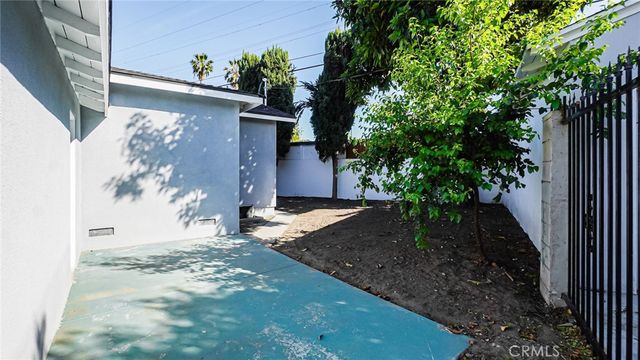 6415 Charlesworth Avenue, North Hollywood, CA 91606