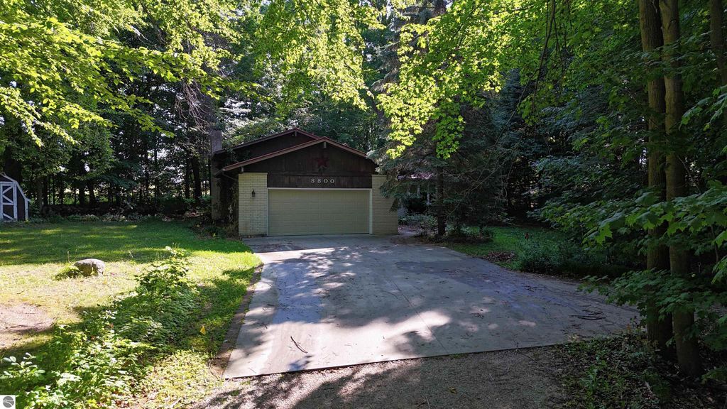 Image 1 of property listing at 8800 Golfside Court, Shepherd, MI 48883