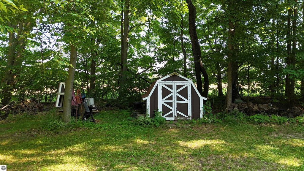 Image 19 of property listing at 8800 Golfside Court, Shepherd, MI 48883