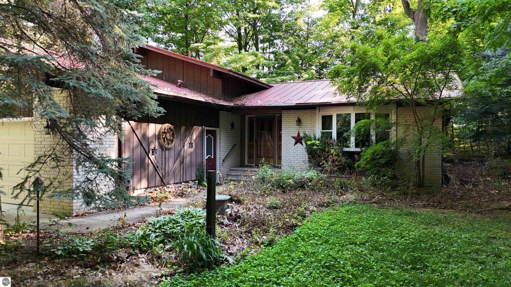 Image 2 of property listing at 8800 Golfside Court, Shepherd, MI 48883