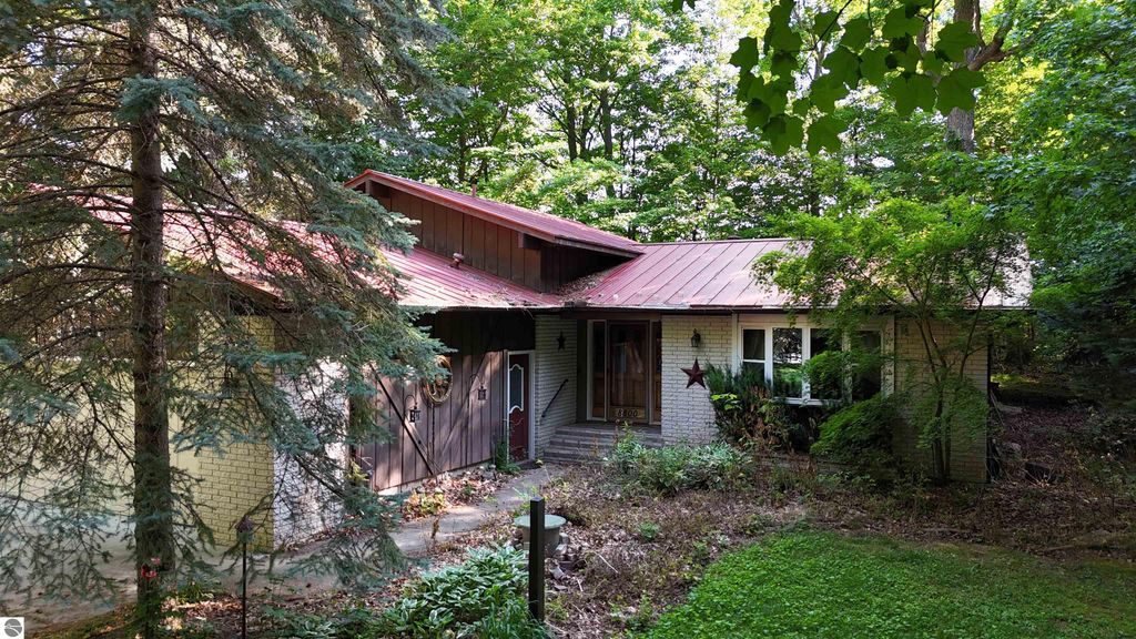 Image 20 of property listing at 8800 Golfside Court, Shepherd, MI 48883