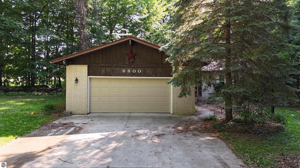 Image 21 of property listing at 8800 Golfside Court, Shepherd, MI 48883