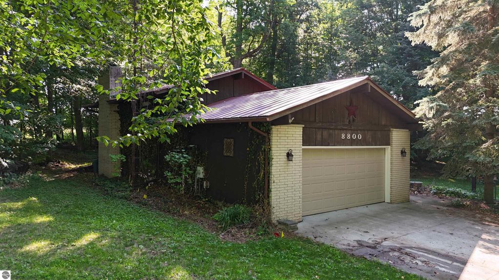 Image 27 of property listing at 8800 Golfside Court, Shepherd, MI 48883