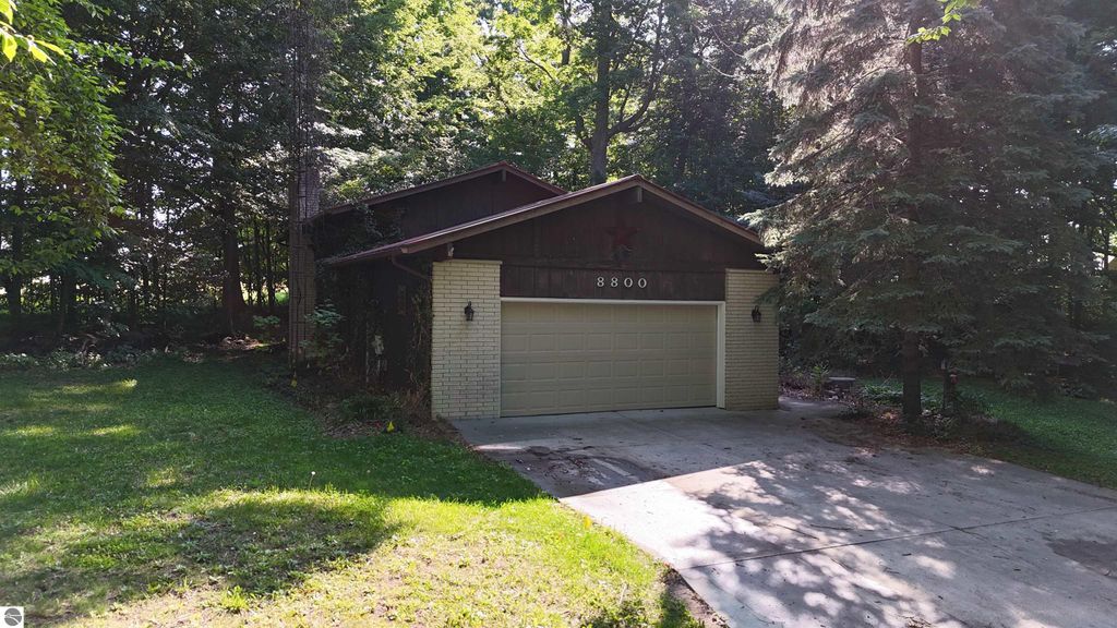 Image 29 of property listing at 8800 Golfside Court, Shepherd, MI 48883