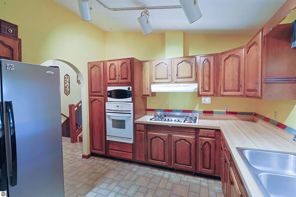Image 6 of property listing at 8800 Golfside Court, Shepherd, MI 48883