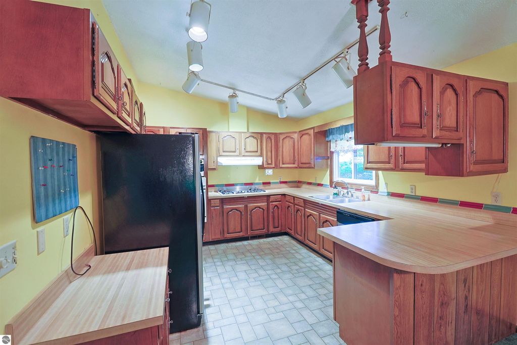 Image 7 of property listing at 8800 Golfside Court, Shepherd, MI 48883