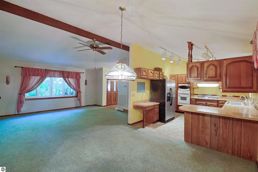 Image 8 of property listing at 8800 Golfside Court, Shepherd, MI 48883