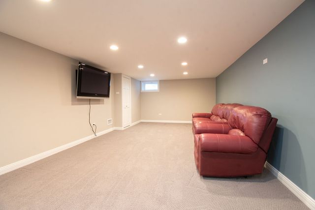 131 S Lodge Lane, Lombard, IL 60148