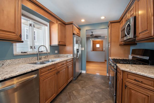 131 S Lodge Lane, Lombard, IL 60148