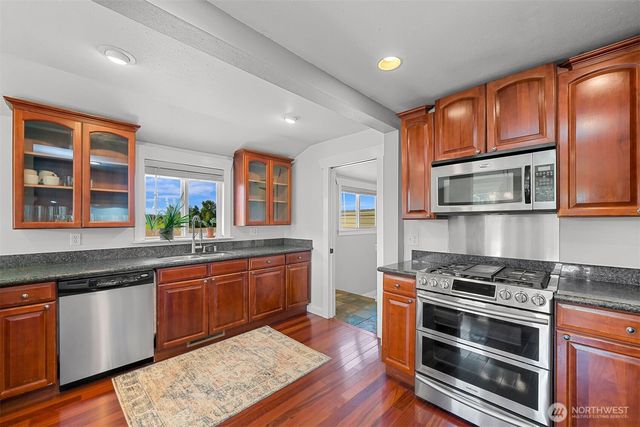 3073 Aldergrove Rd, Ferndale, WA 98248