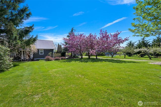 3073 Aldergrove Rd, Ferndale, WA 98248