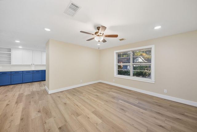 1452 S Circle, Sealy, TX 77474