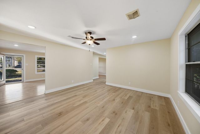 1452 S Circle, Sealy, TX 77474
