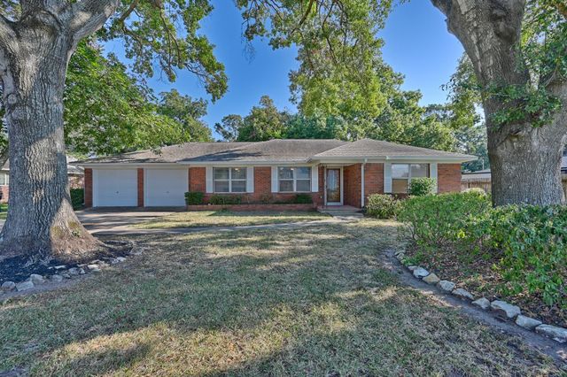 1452 S Circle, Sealy, TX 77474