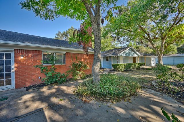 1452 S Circle, Sealy, TX 77474