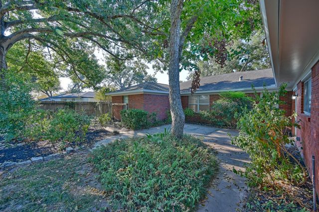1452 S Circle, Sealy, TX 77474