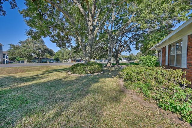 1452 S Circle, Sealy, TX 77474