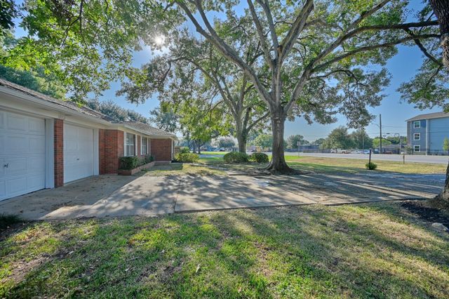 1452 S Circle, Sealy, TX 77474