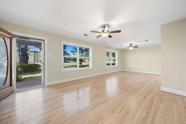 1452 S Circle, Sealy, TX 77474
