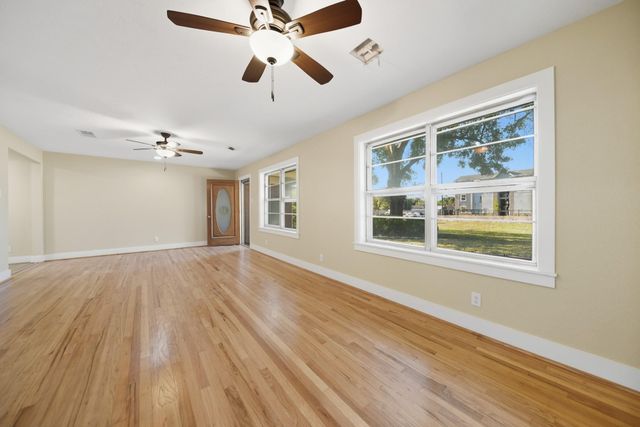 1452 S Circle, Sealy, TX 77474