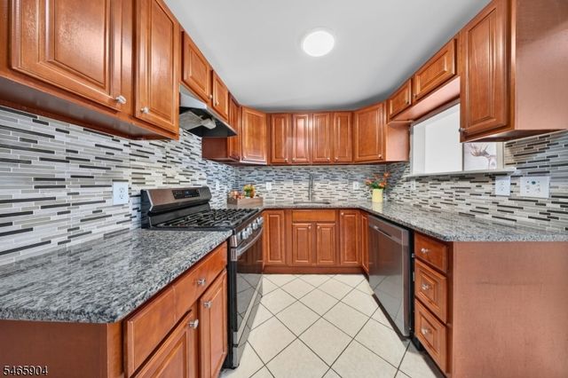 29 Windsor Dr, East Brunswick Twp., NJ 08816