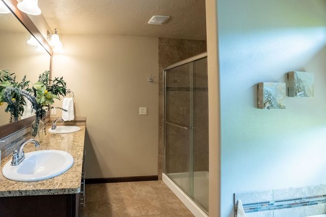 1927 S Clover Dr, Greenacres, WA 99016