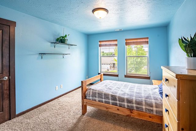 1927 S Clover Dr, Greenacres, WA 99016