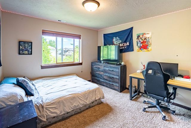 1927 S Clover Dr, Greenacres, WA 99016
