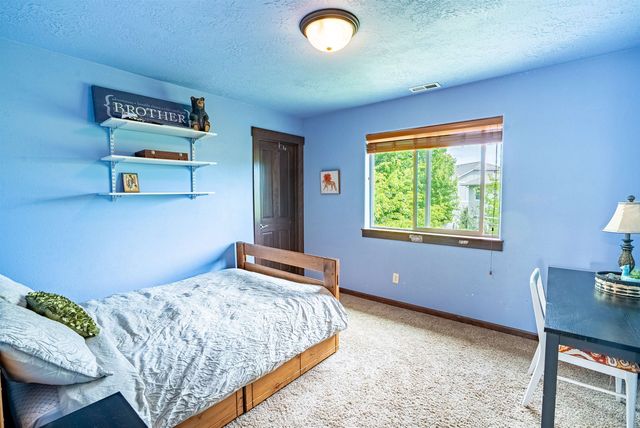 1927 S Clover Dr, Greenacres, WA 99016