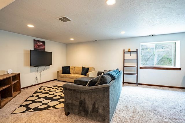 1927 S Clover Dr, Greenacres, WA 99016