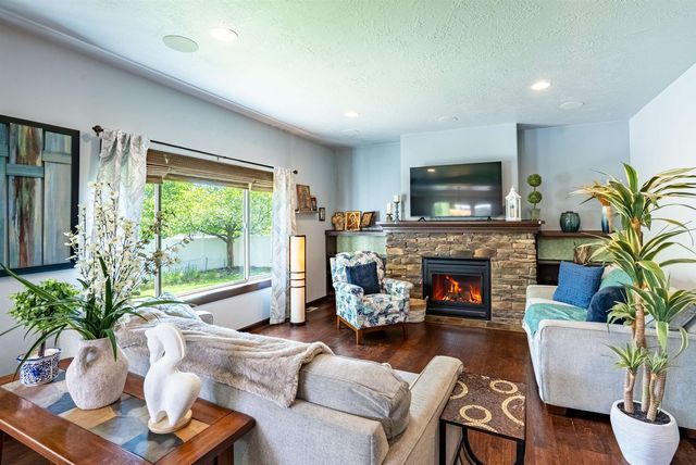 1927 S Clover Dr, Greenacres, WA 99016