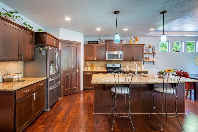 1927 S Clover Dr, Greenacres, WA 99016