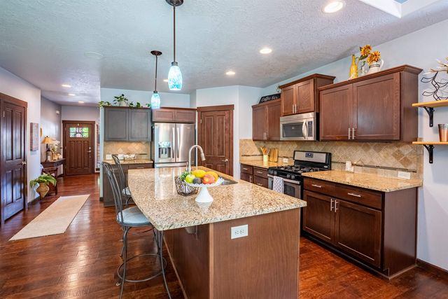 1927 S Clover Dr, Greenacres, WA 99016