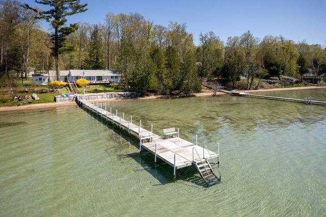 8432 S Dunns Farm Road, Kasson Twp, MI 49664