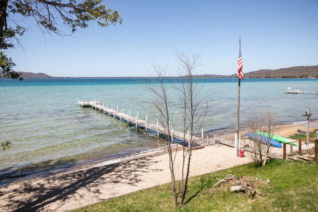 8432 S Dunns Farm Road, Kasson Twp, MI 49664