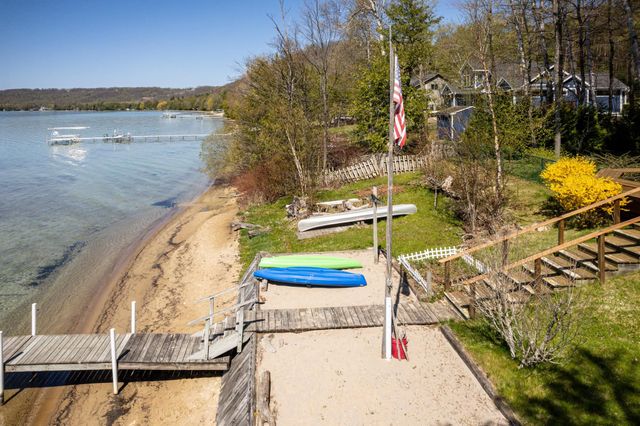 8432 S Dunns Farm Road, Kasson Twp, MI 49664