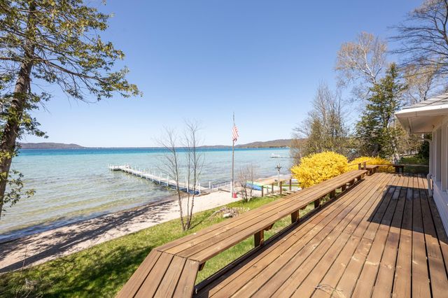 8432 S Dunns Farm Road, Kasson Twp, MI 49664