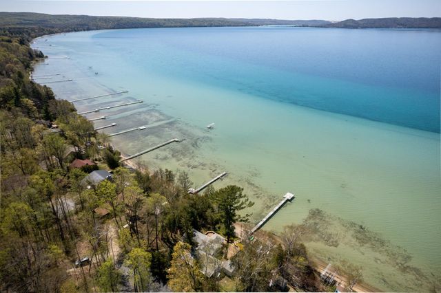 8432 S Dunns Farm Road, Kasson Twp, MI 49664