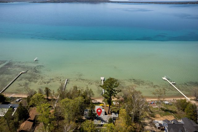 8432 S Dunns Farm Road, Kasson Twp, MI 49664