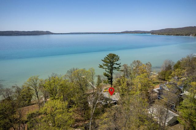 8432 S Dunns Farm Road, Kasson Twp, MI 49664