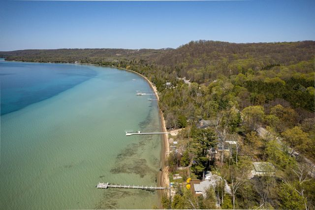 8432 S Dunns Farm Road, Kasson Twp, MI 49664