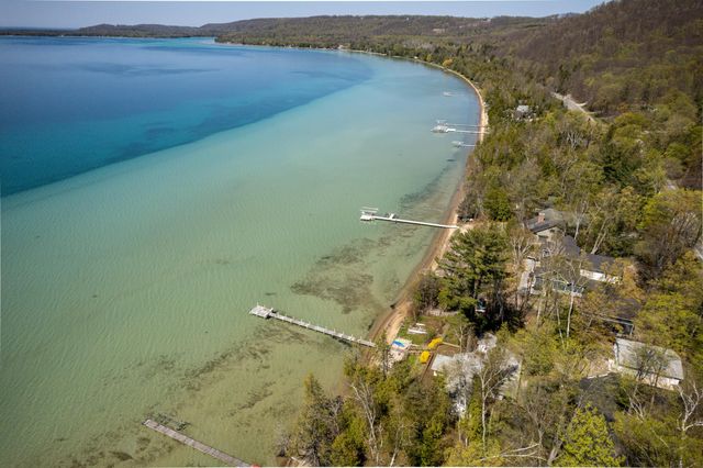 8432 S Dunns Farm Road, Kasson Twp, MI 49664