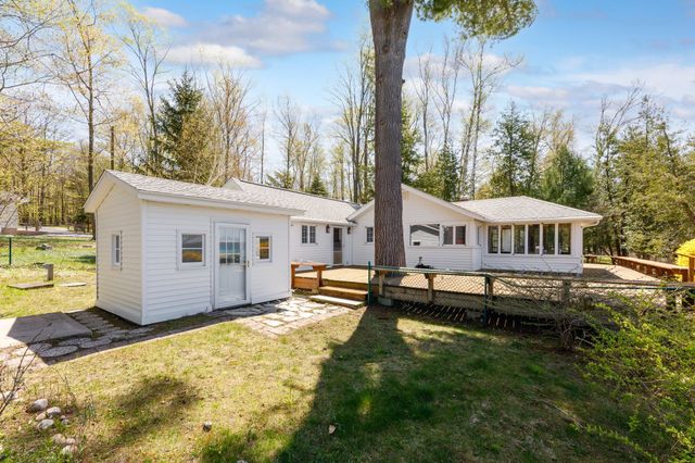 8432 S Dunns Farm Road, Kasson Twp, MI 49664