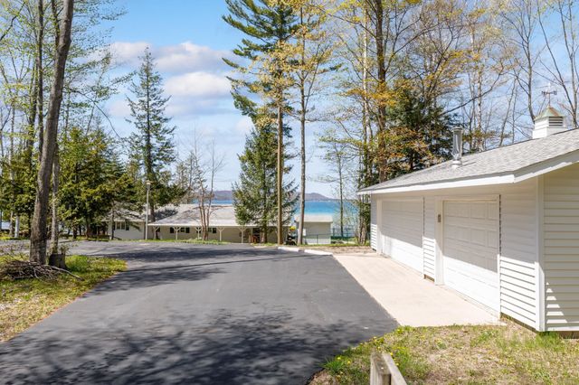 8432 S Dunns Farm Road, Kasson Twp, MI 49664